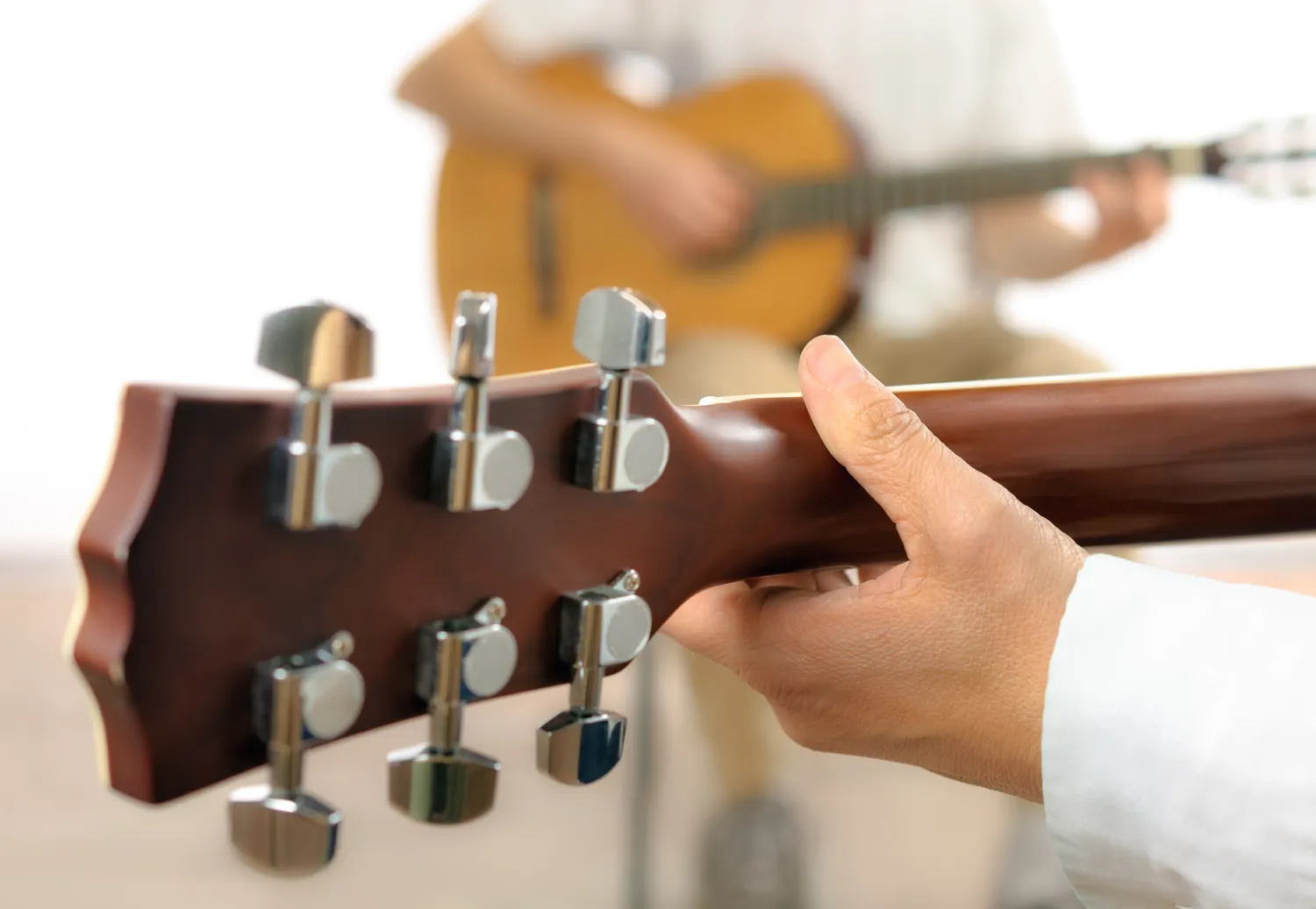 Ile strun ma gitara?