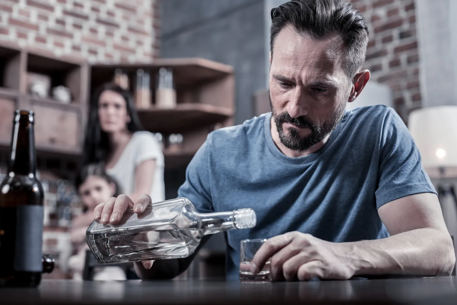 Czym jest alkoholizm i jakie są jego skutki?