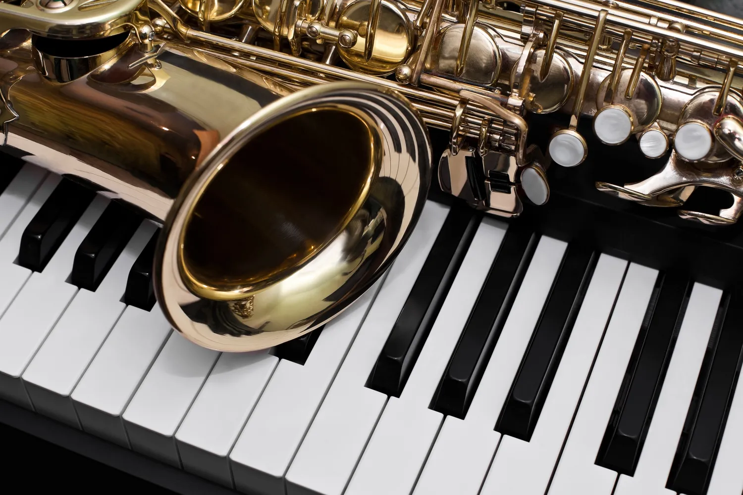 Dlaczego saksofon to instrument dęty drewniany?